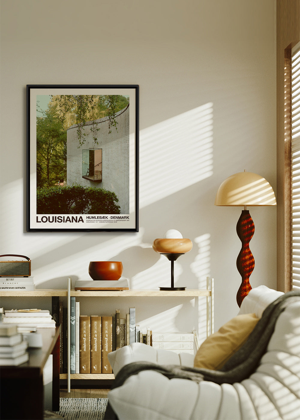Fotografie zakřivené architektury s vyklenutým oknem