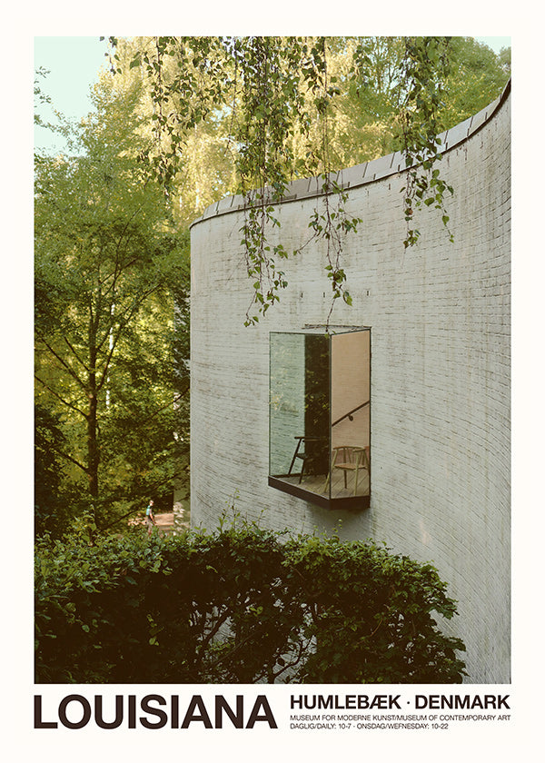 Fotografie zakřivené architektury s vyklenutým oknem