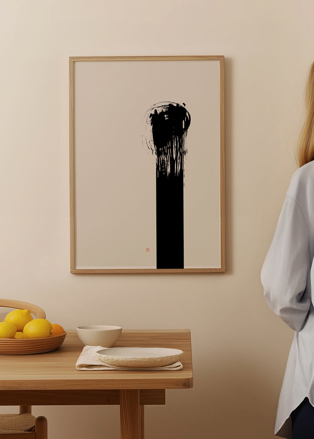 Minimalistický obraz s vertikálním inkoustovým tahem