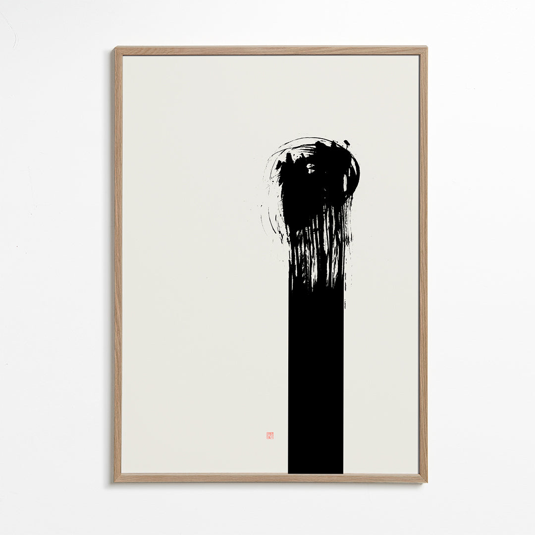 Minimalistický obraz s vertikálním inkoustovým tahem