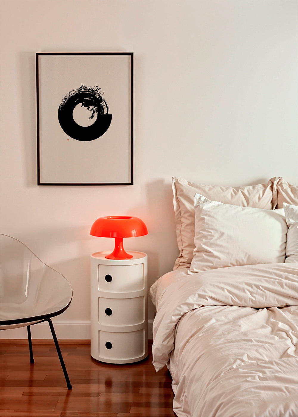 Černobílá tvorba s minimalistickým enso kruhem