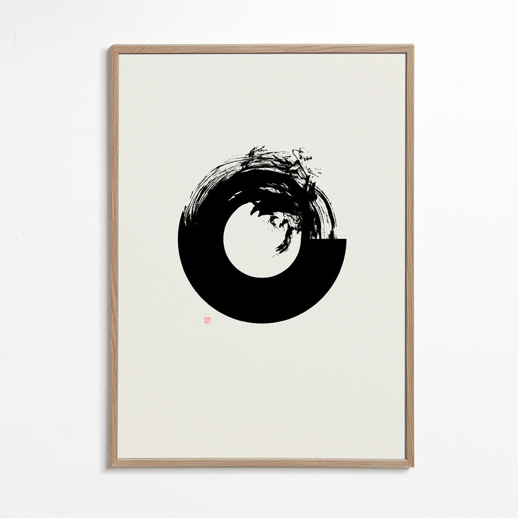 Černobílá tvorba s minimalistickým enso kruhem
