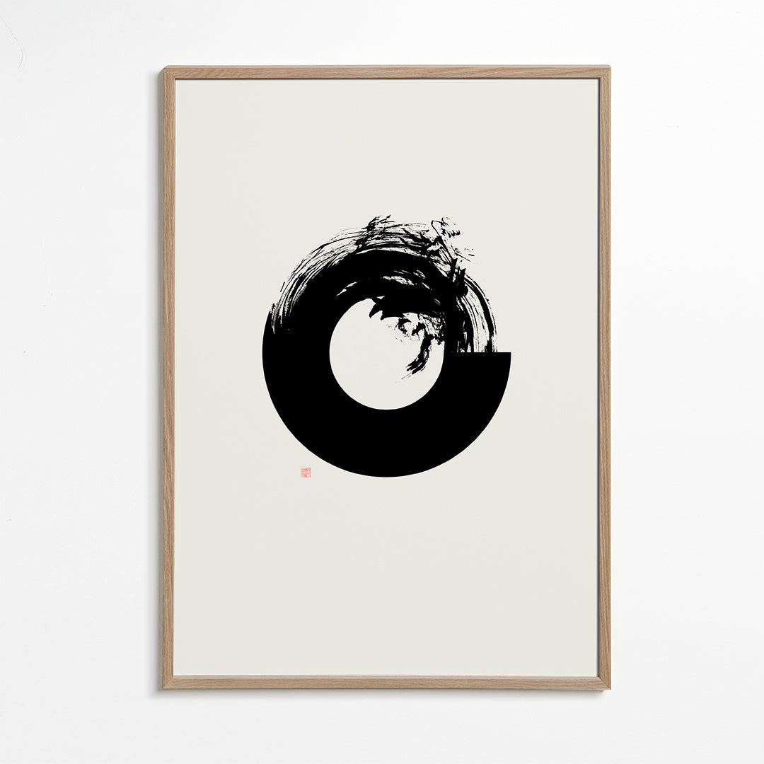 Černobílá tvorba s minimalistickým enso kruhem