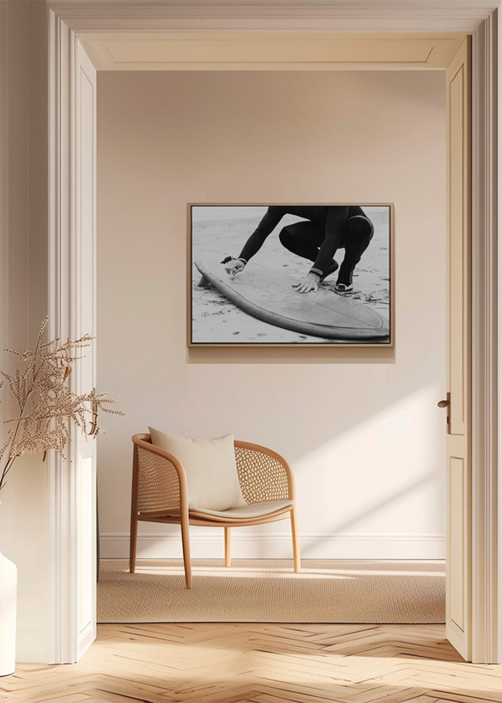 Sportovní obraz: surfař upravuje prkno