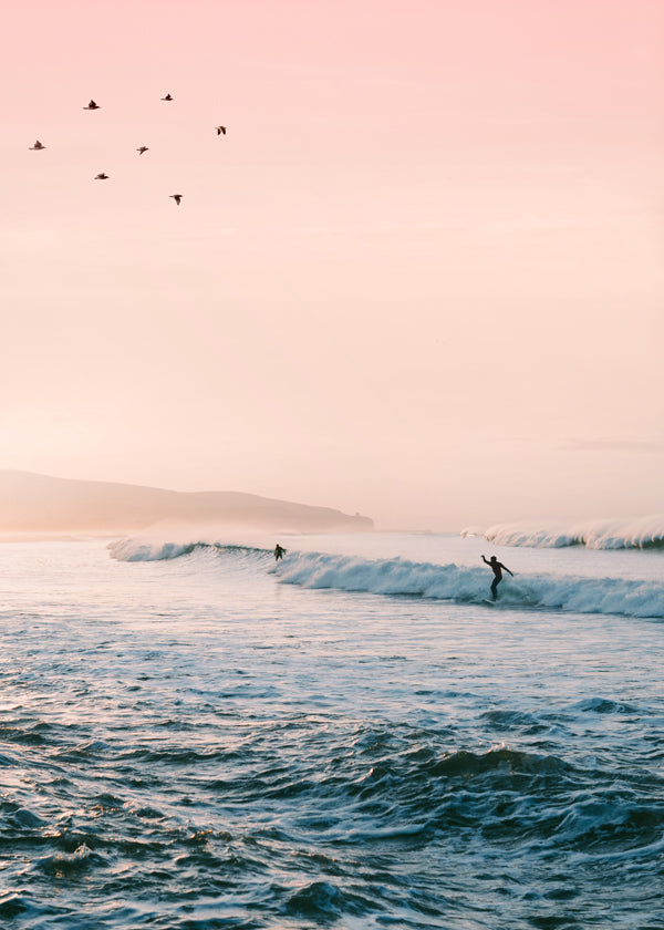 Sportovní umění surf při východu slunce