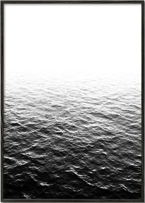 Černobílá fotografie oceánu