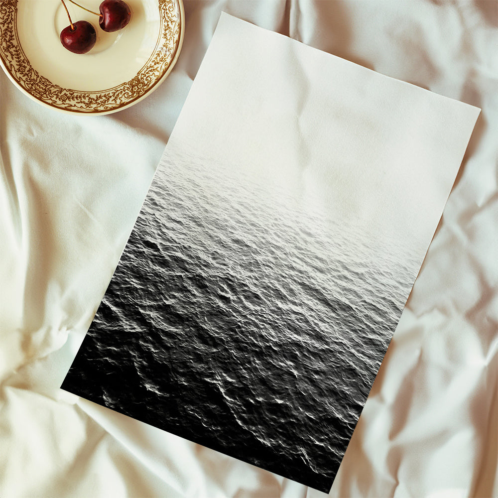 Černobílá fotografie oceánu