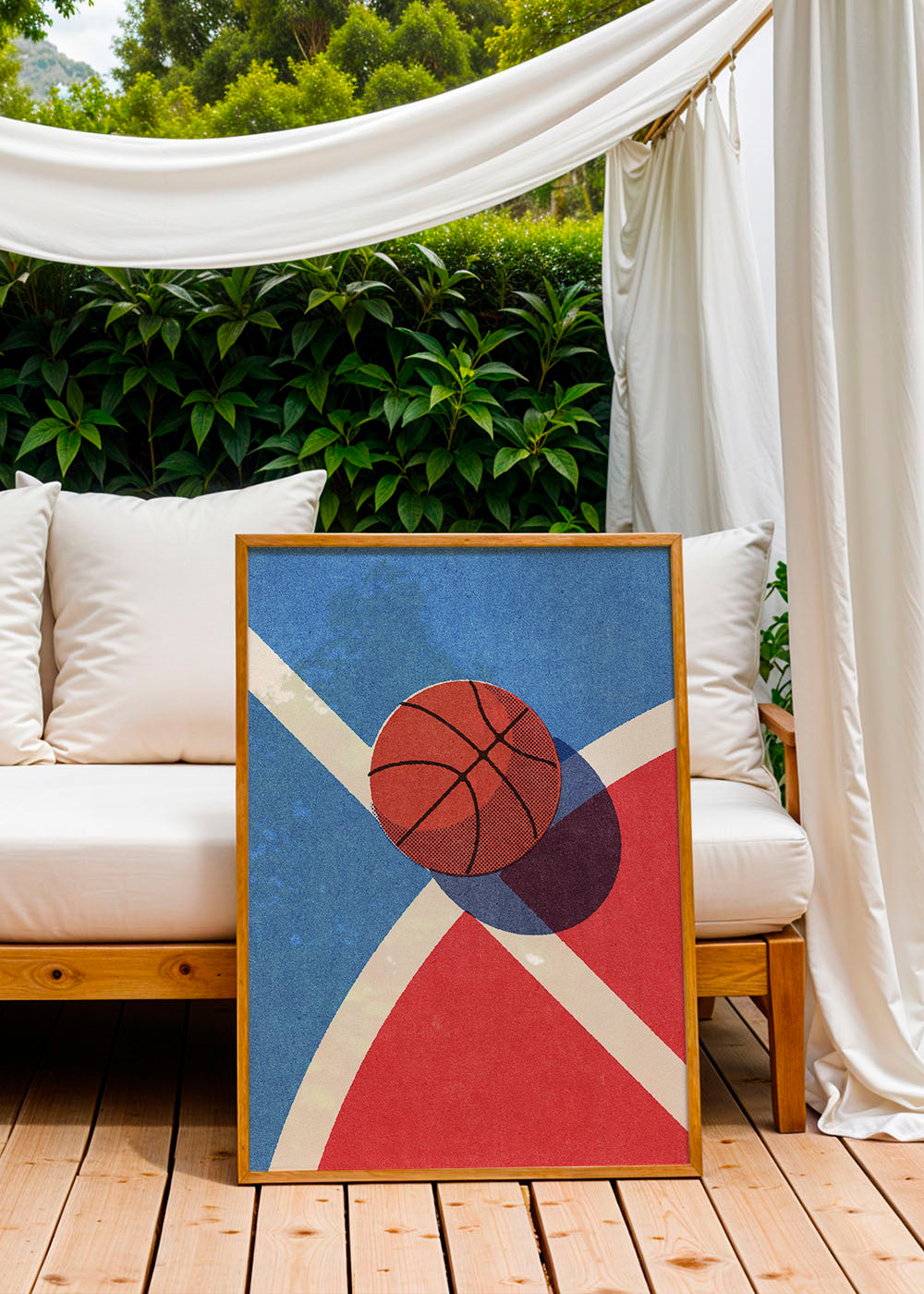 Sportovní umění: basketbalový míč na geometrickém hřišti