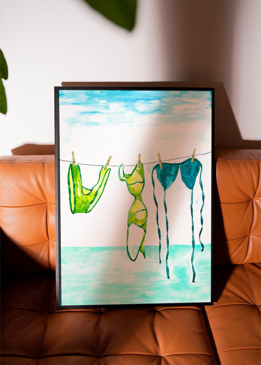 Ilustrace plavek visících na lince u moře