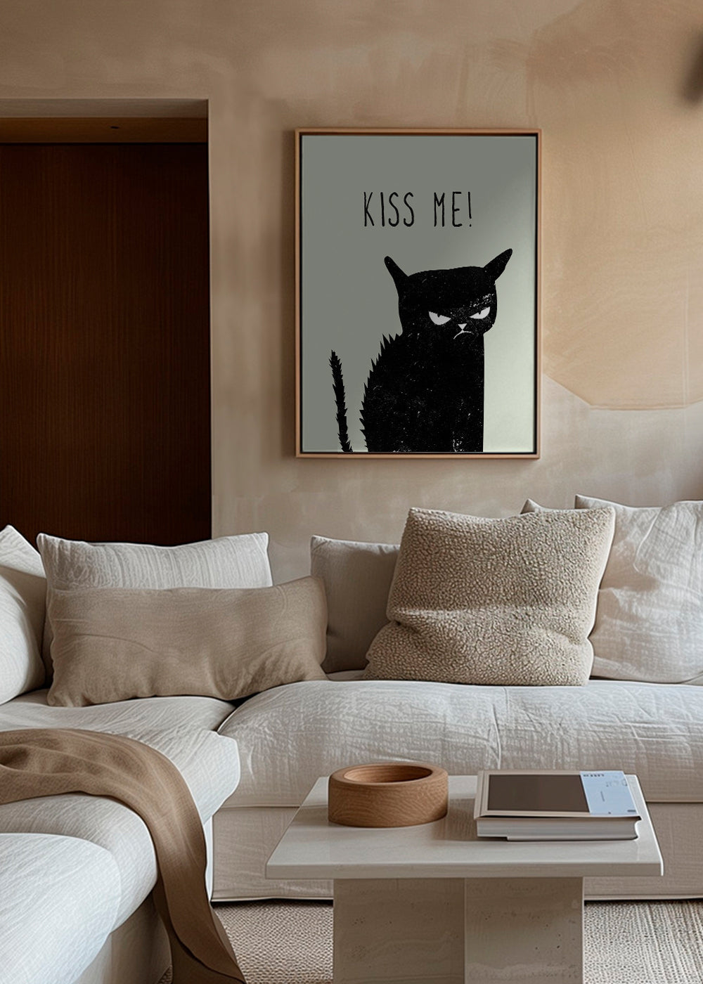 Ilustrace kočky s nápisem 'Kiss Me'