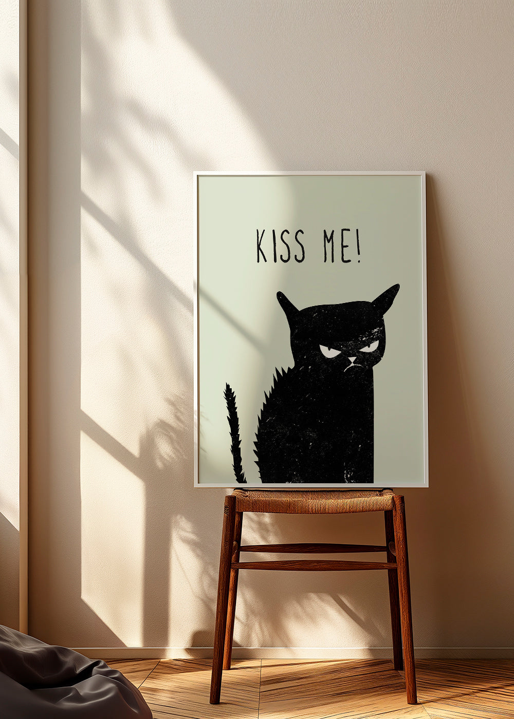 Ilustrace kočky s nápisem 'Kiss Me'