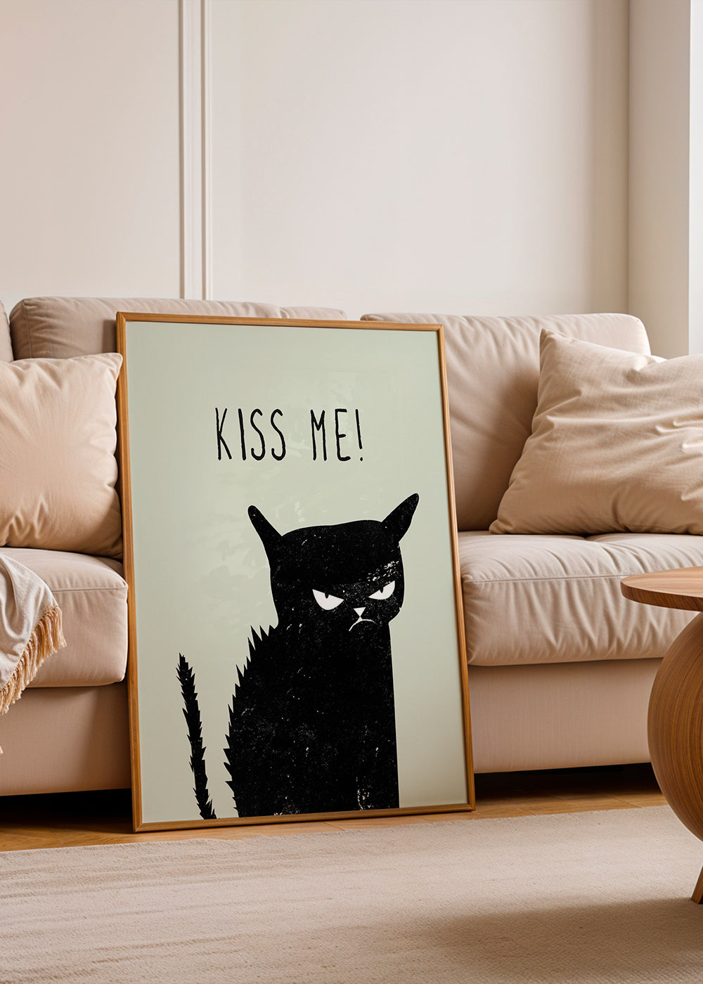 Ilustrace kočky s nápisem 'Kiss Me'