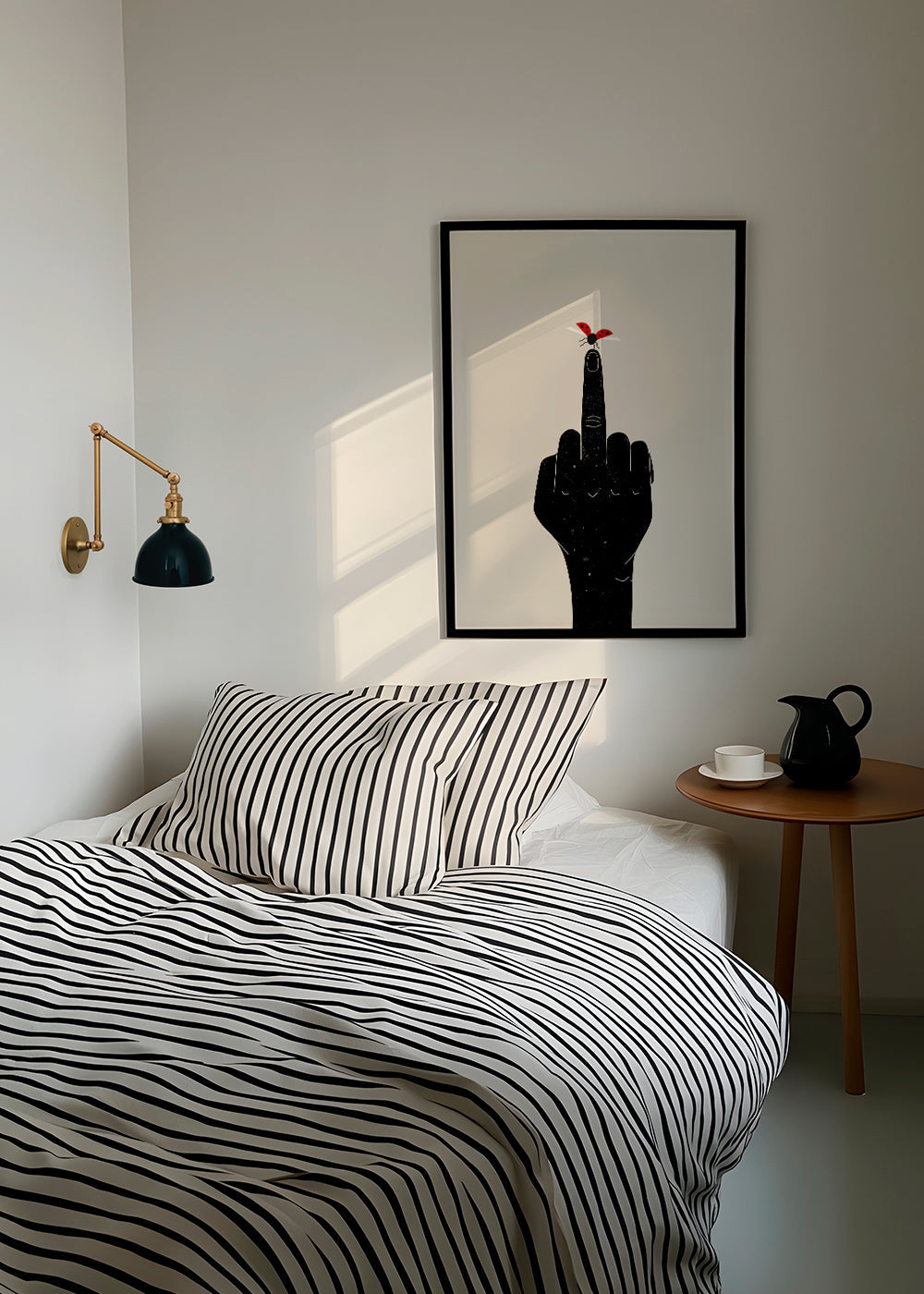 Ilustrace berušky na vztyčeném prstu