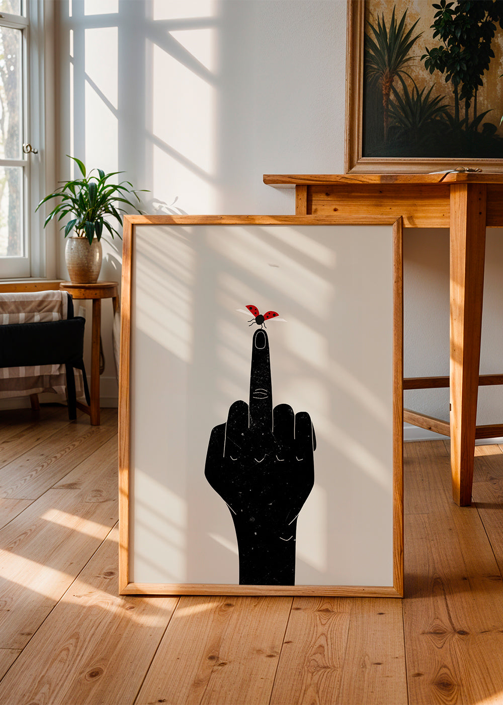 Ilustrace berušky na vztyčeném prstu