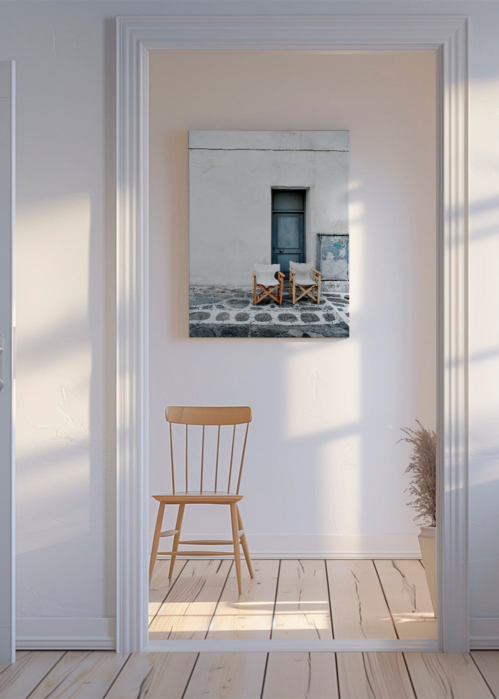 Fotografie modrých dveří s dvěma židlemi