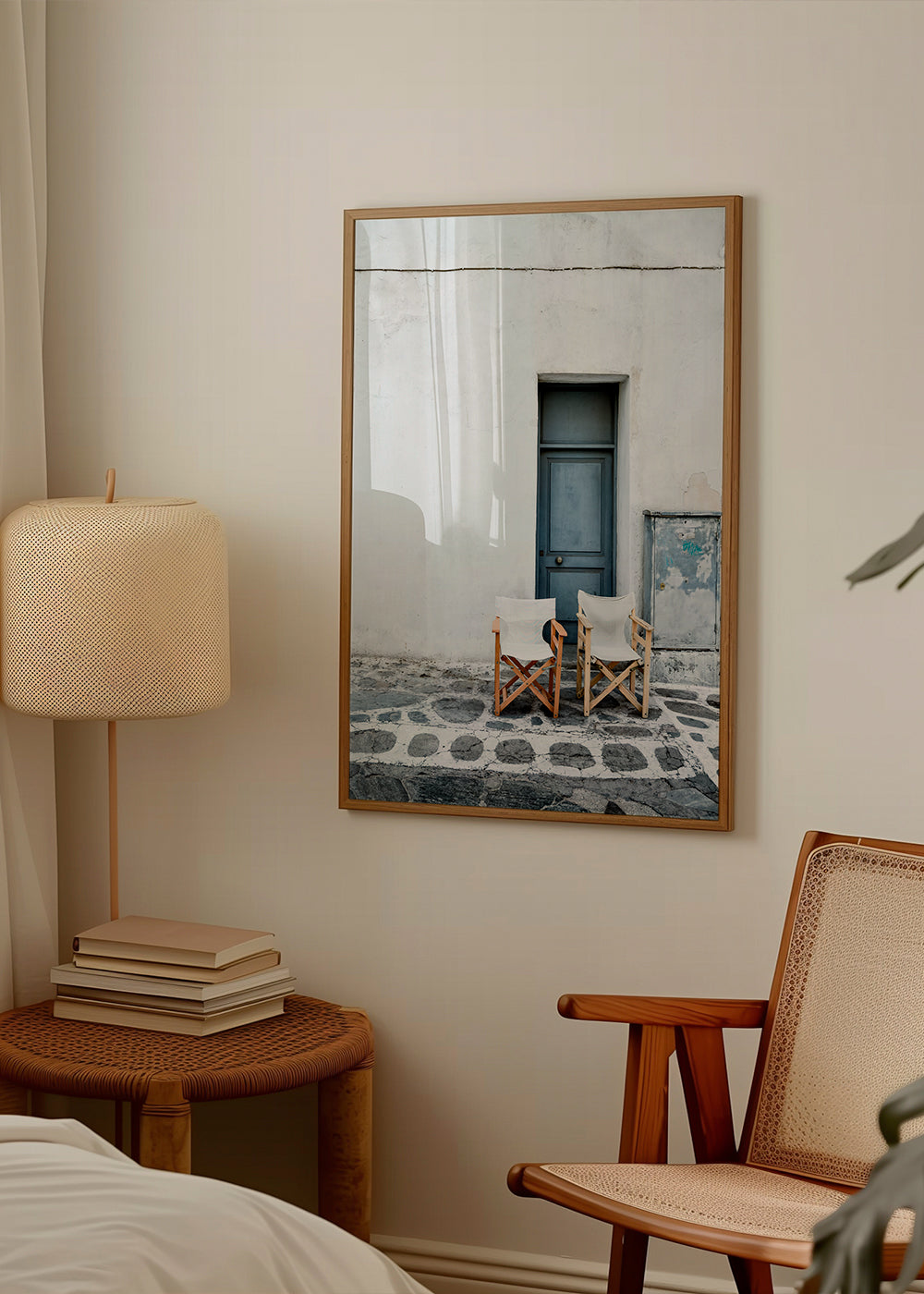 Fotografie modrých dveří s dvěma židlemi