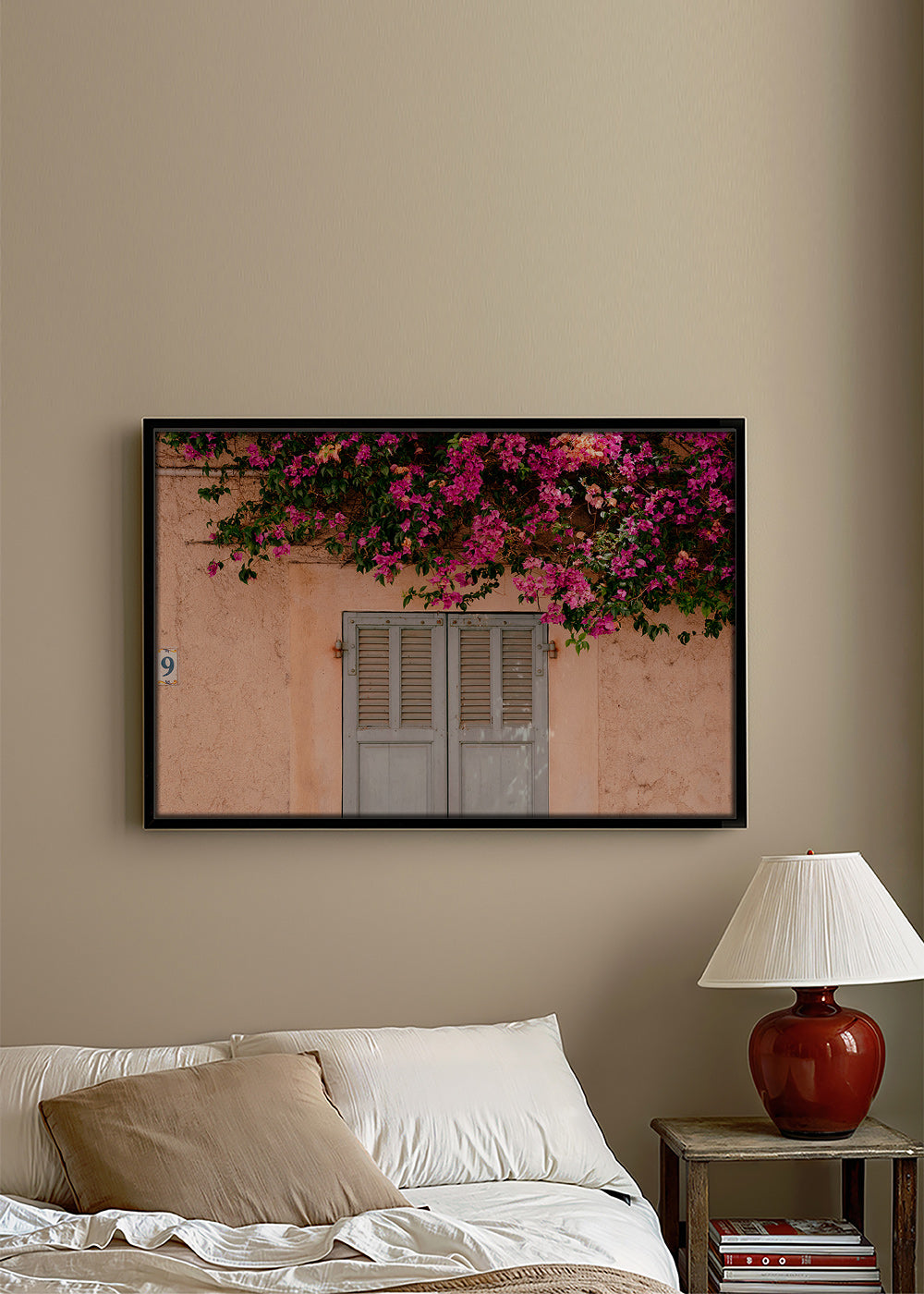 Botanický plakát: bugainvílie nad starými dveřmi – Canvas1