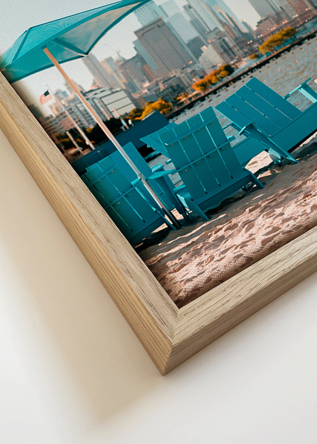 Cestovní plakát s tyrkysovými plážovými křesly a panorámou města – Canvas detail