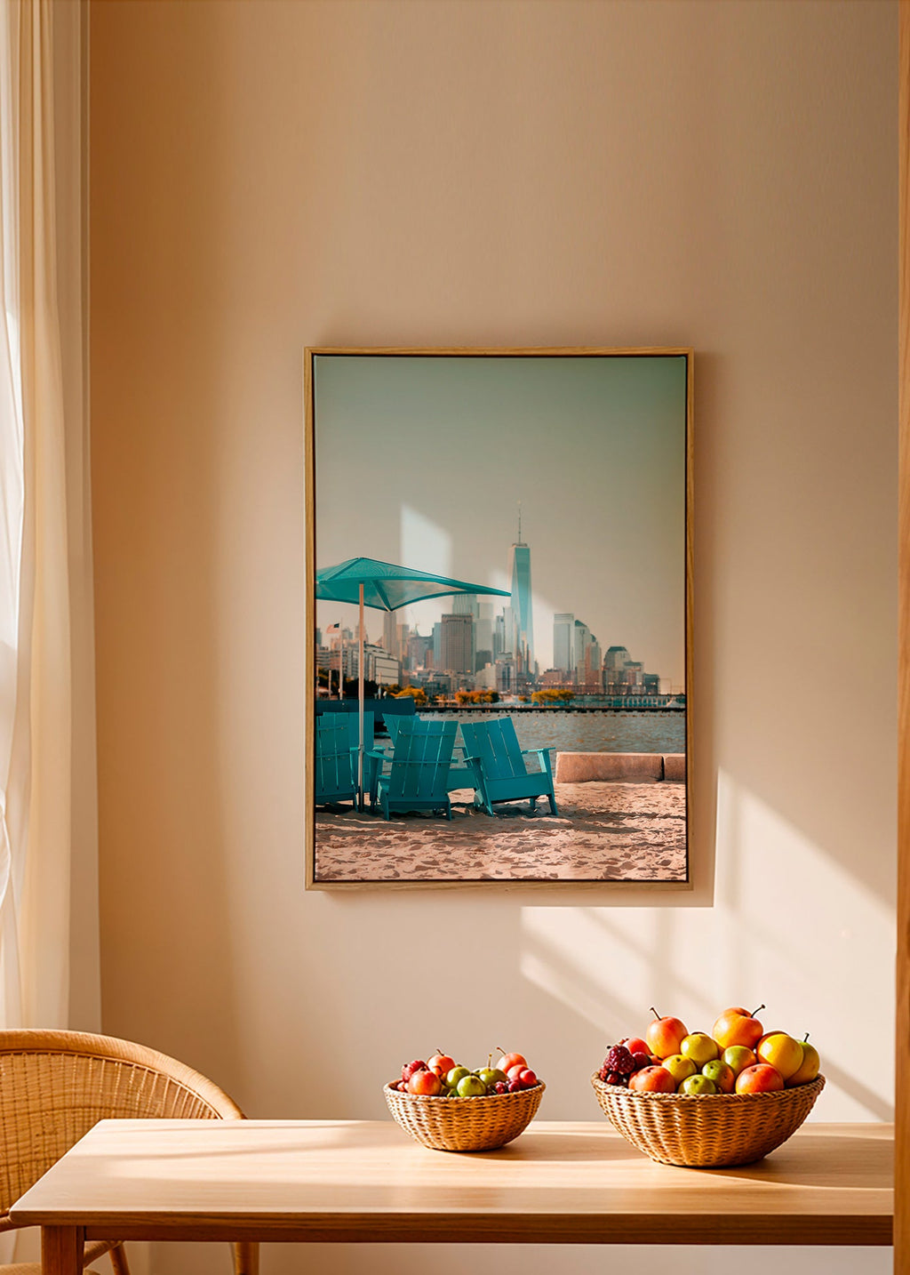 Cestovní plakát s tyrkysovými plážovými křesly a panorámou města – Canvas1