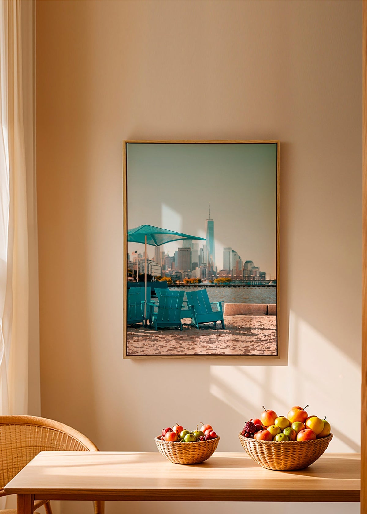 Cestovní plakát s tyrkysovými plážovými křesly a panorámou města – Canvas1