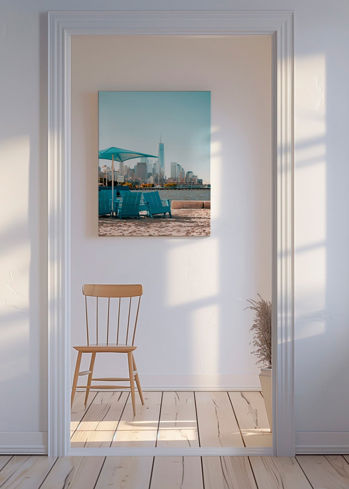 Cestovní plakát s tyrkysovými plážovými křesly a panorámou města – Canvas