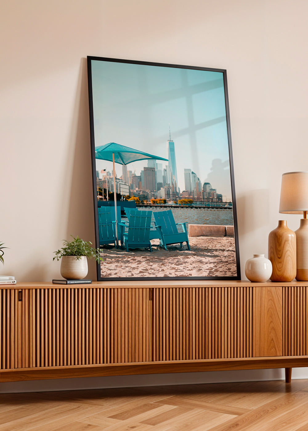 Cestovní plakát s tyrkysovými plážovými křesly a panorámou města – Product1