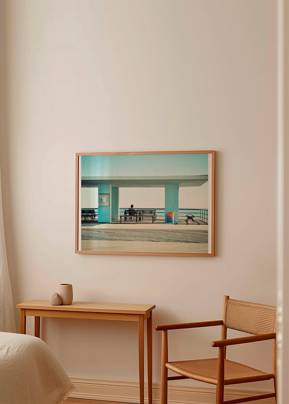 Fotografie mola s osamělou lavičkou – Product2