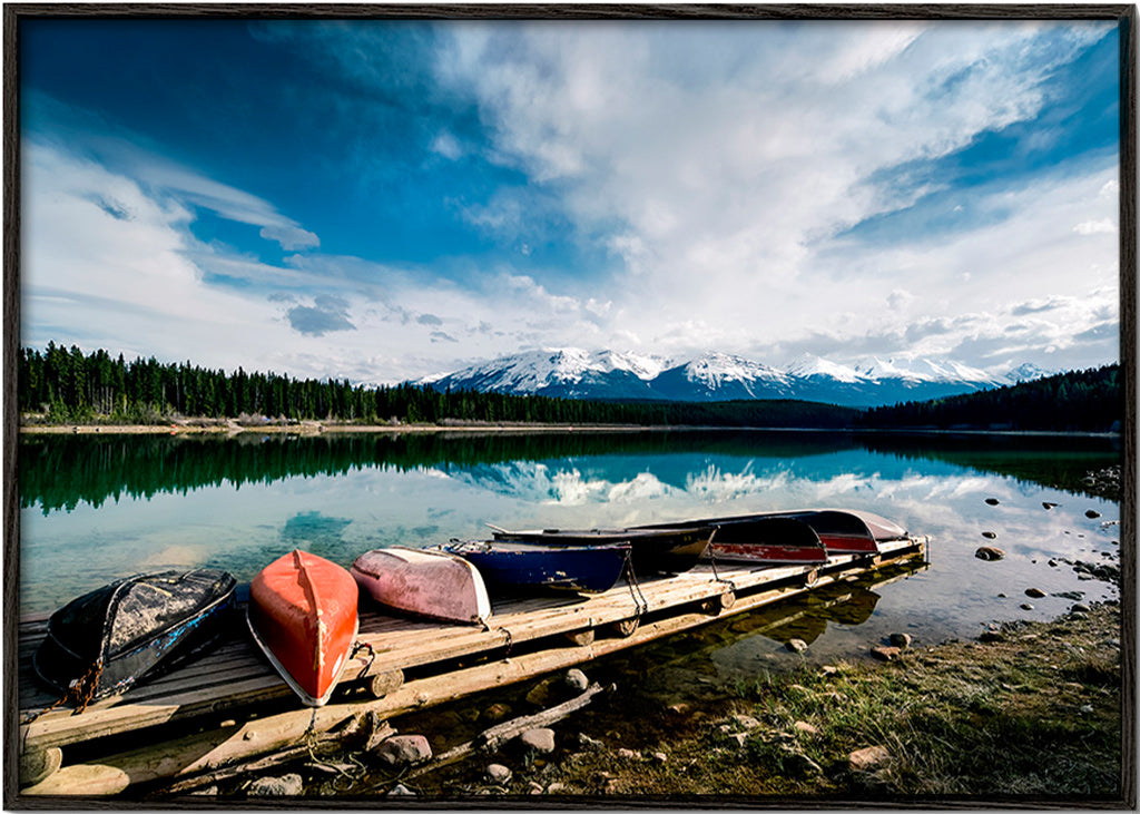 Krajinářský obraz s kajaky u mola – Black Frame
