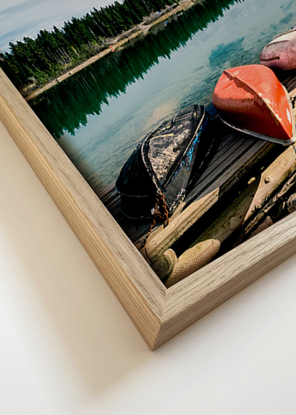Krajinářský obraz s kajaky u mola – Canvas detail