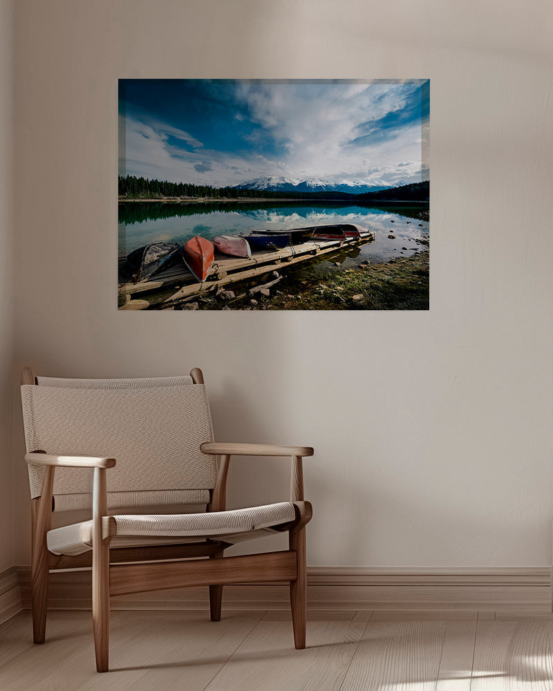 Krajinářský obraz s kajaky u mola – Canvas