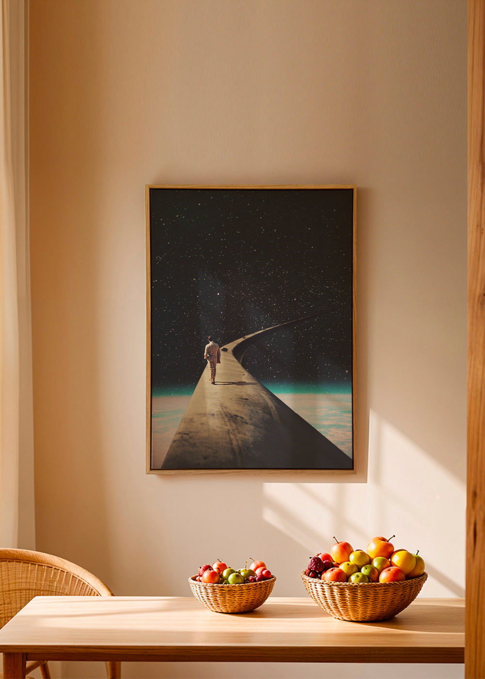 Surrealistická fotografie cestovatele na křídle