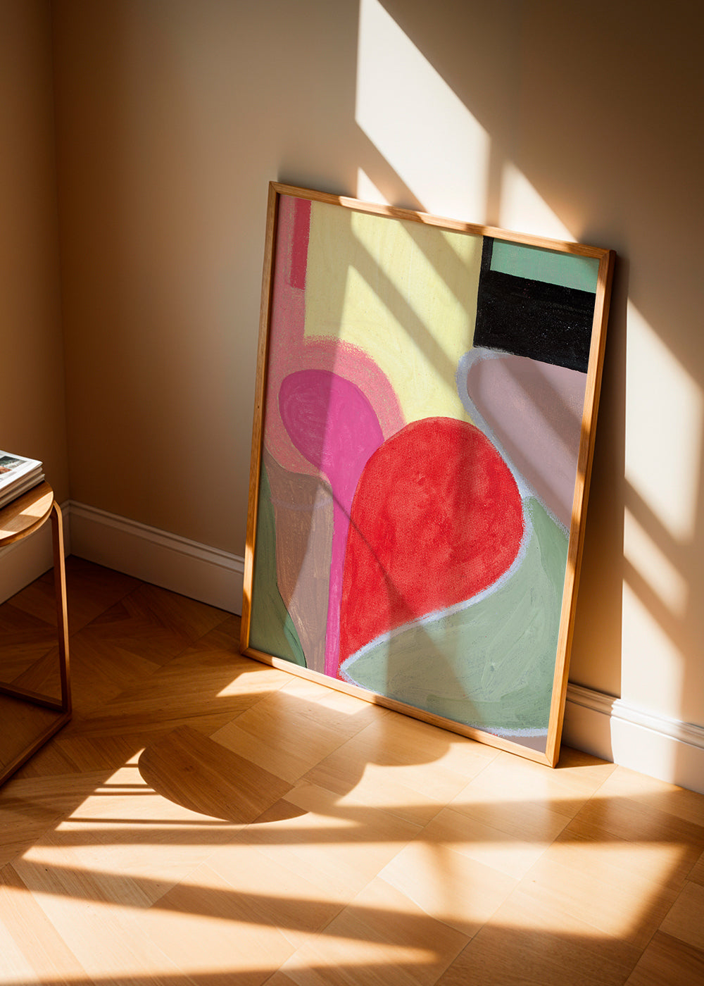 Abstraktní obraz s červenými organickými tvary
