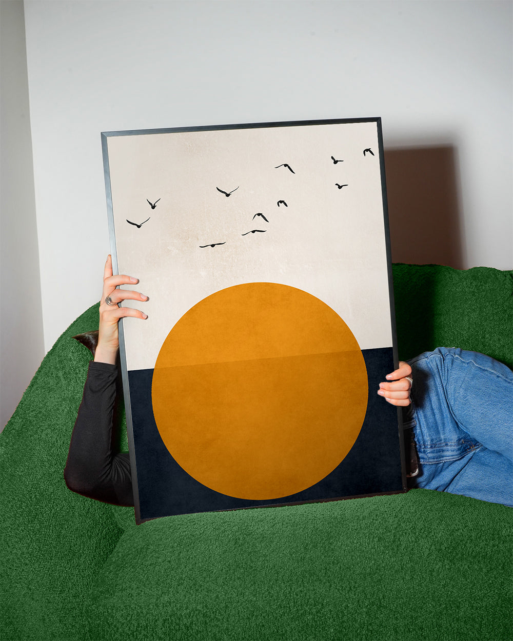 Geometrický obraz s oranžovým sluncem a ptáky
