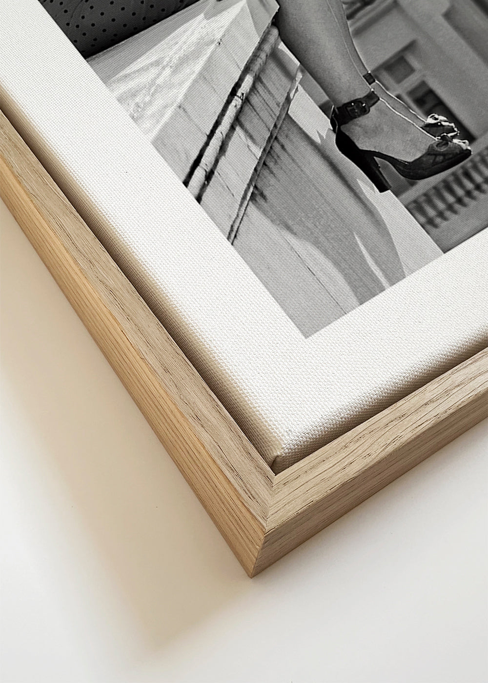 Černobílá fotografie ženy na městském okraji