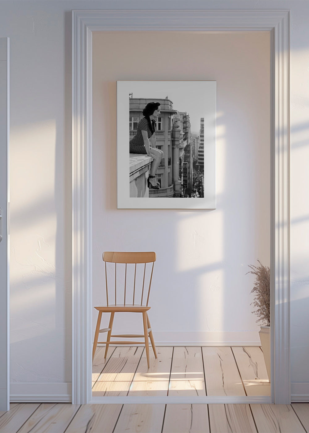 Černobílá fotografie ženy na městském okraji