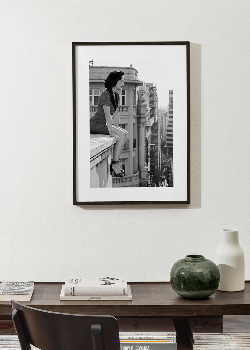 Černobílá fotografie ženy na městském okraji