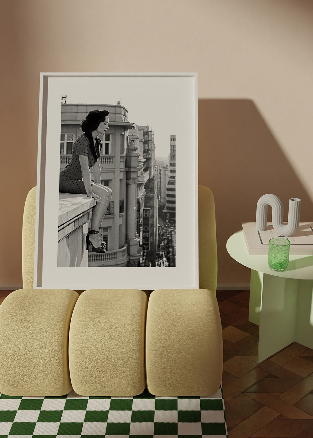 Černobílá fotografie ženy na městském okraji