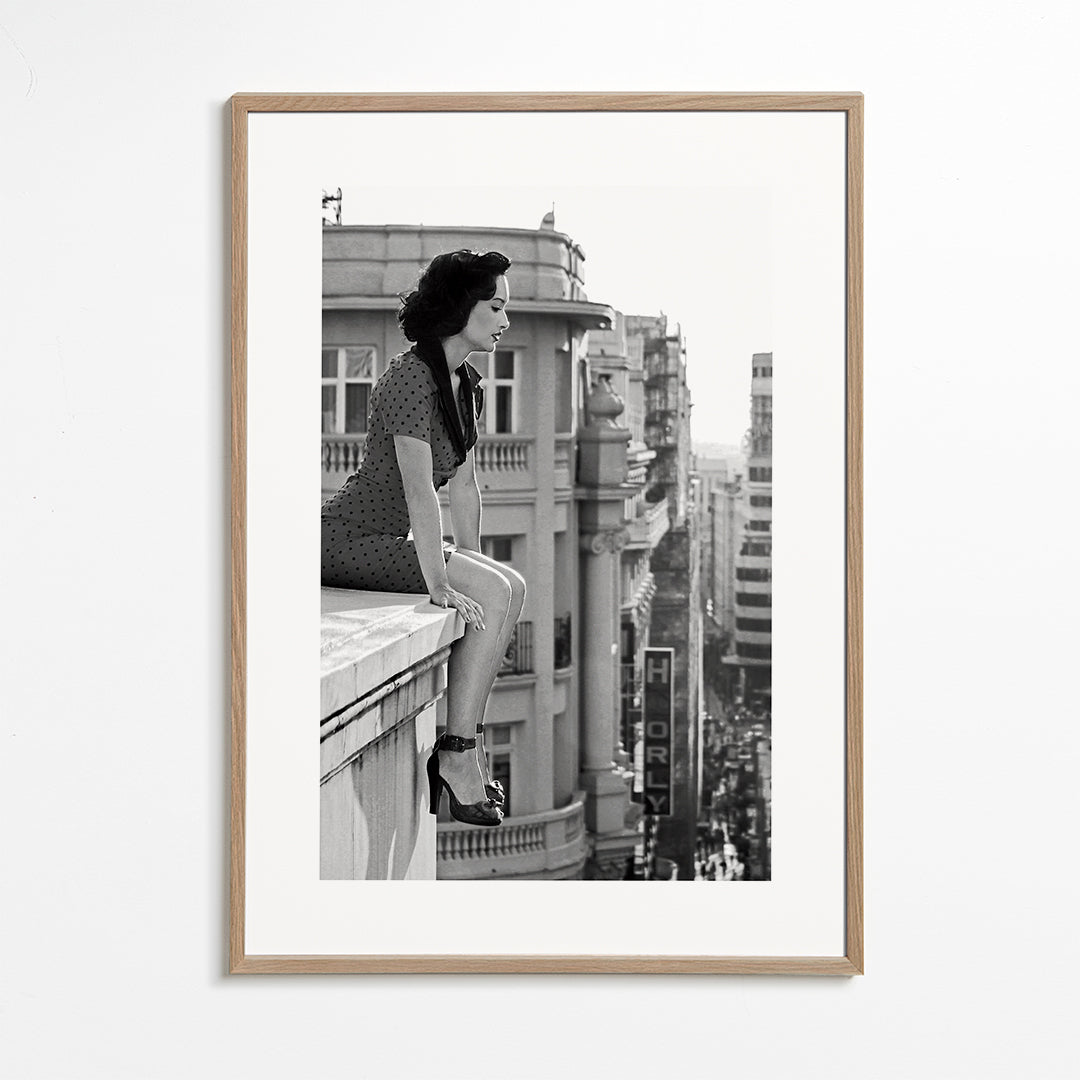 Černobílá fotografie ženy na městském okraji