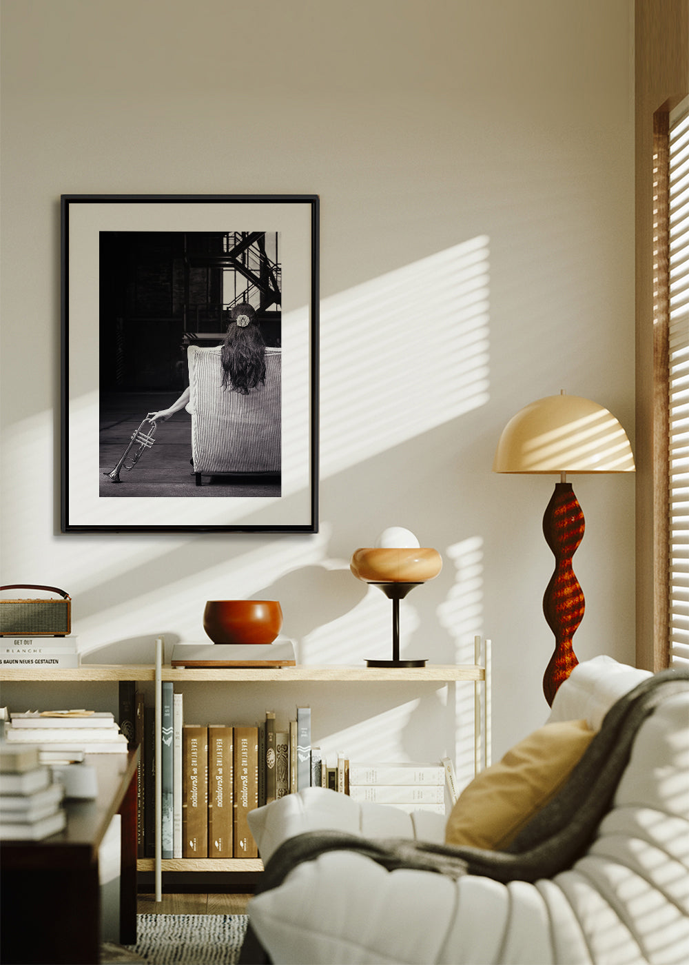 Fotografie hudebníka vsedě zezadu s trumpetou