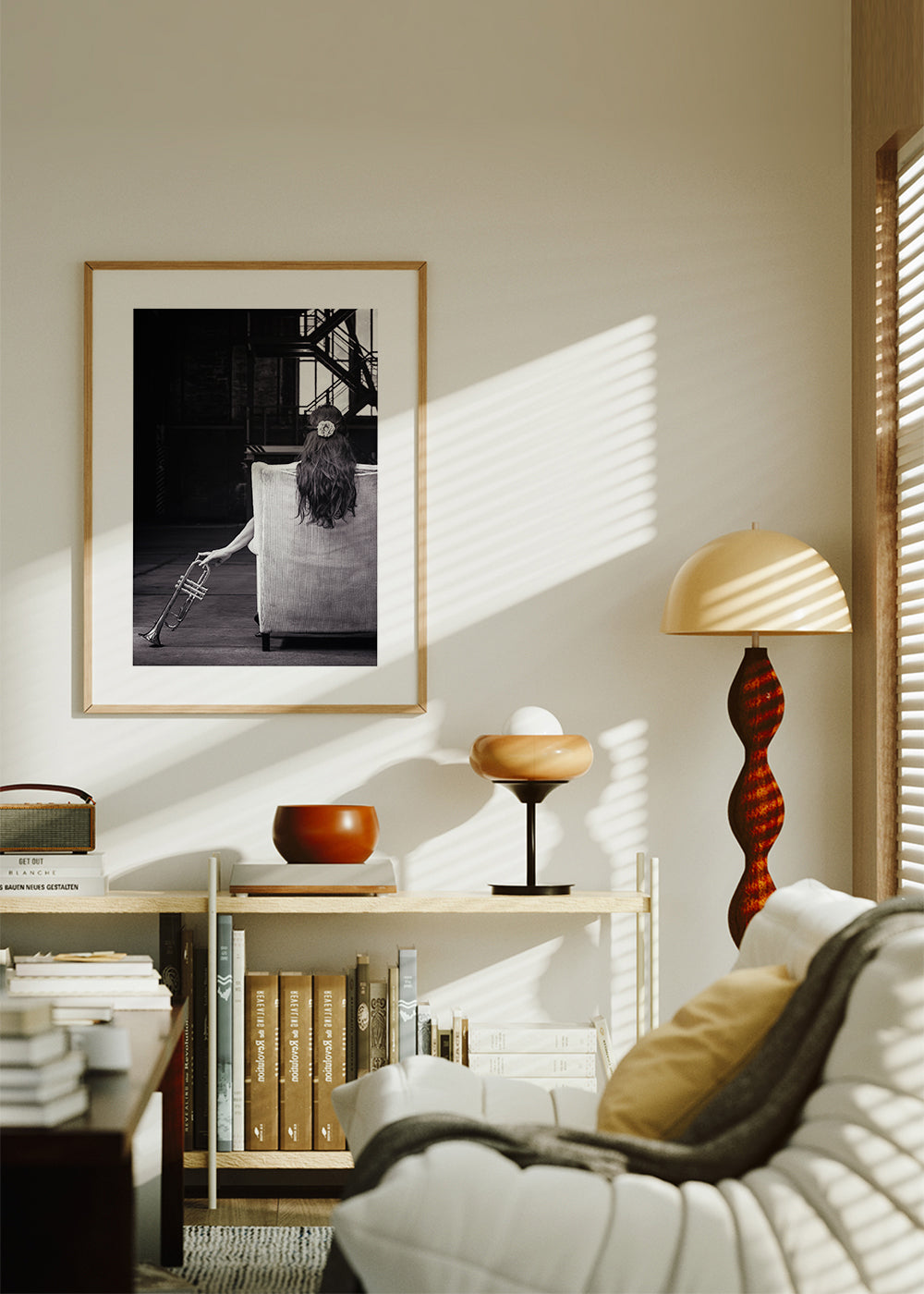 Fotografie hudebníka vsedě zezadu s trumpetou