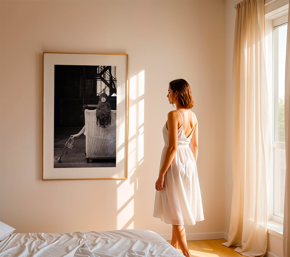 Fotografie hudebníka vsedě zezadu s trumpetou