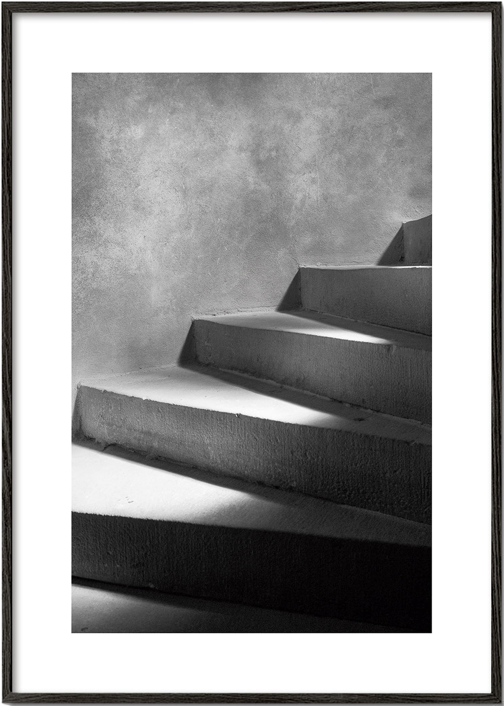 Fotografie schodiště se světlem a stínem
