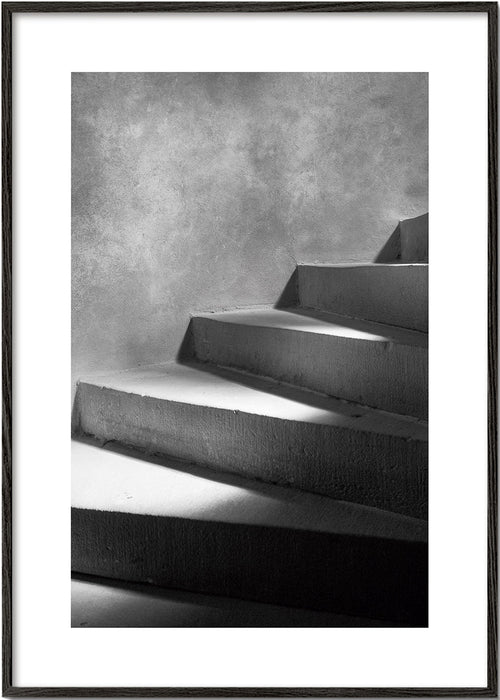 Fotografie schodiště se světlem a stínem