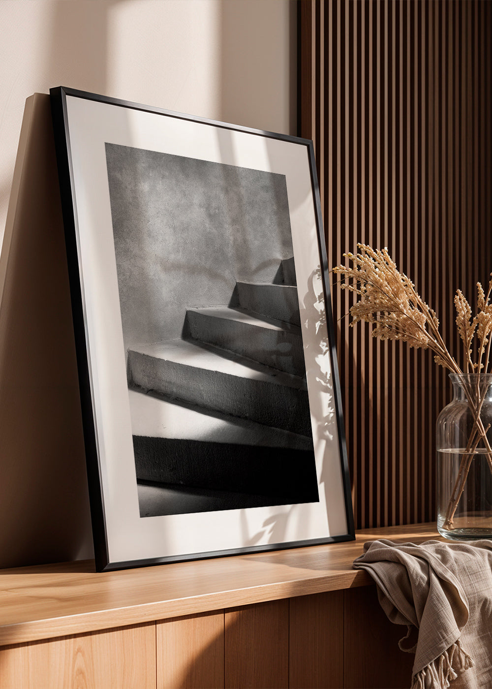 Fotografie schodiště se světlem a stínem