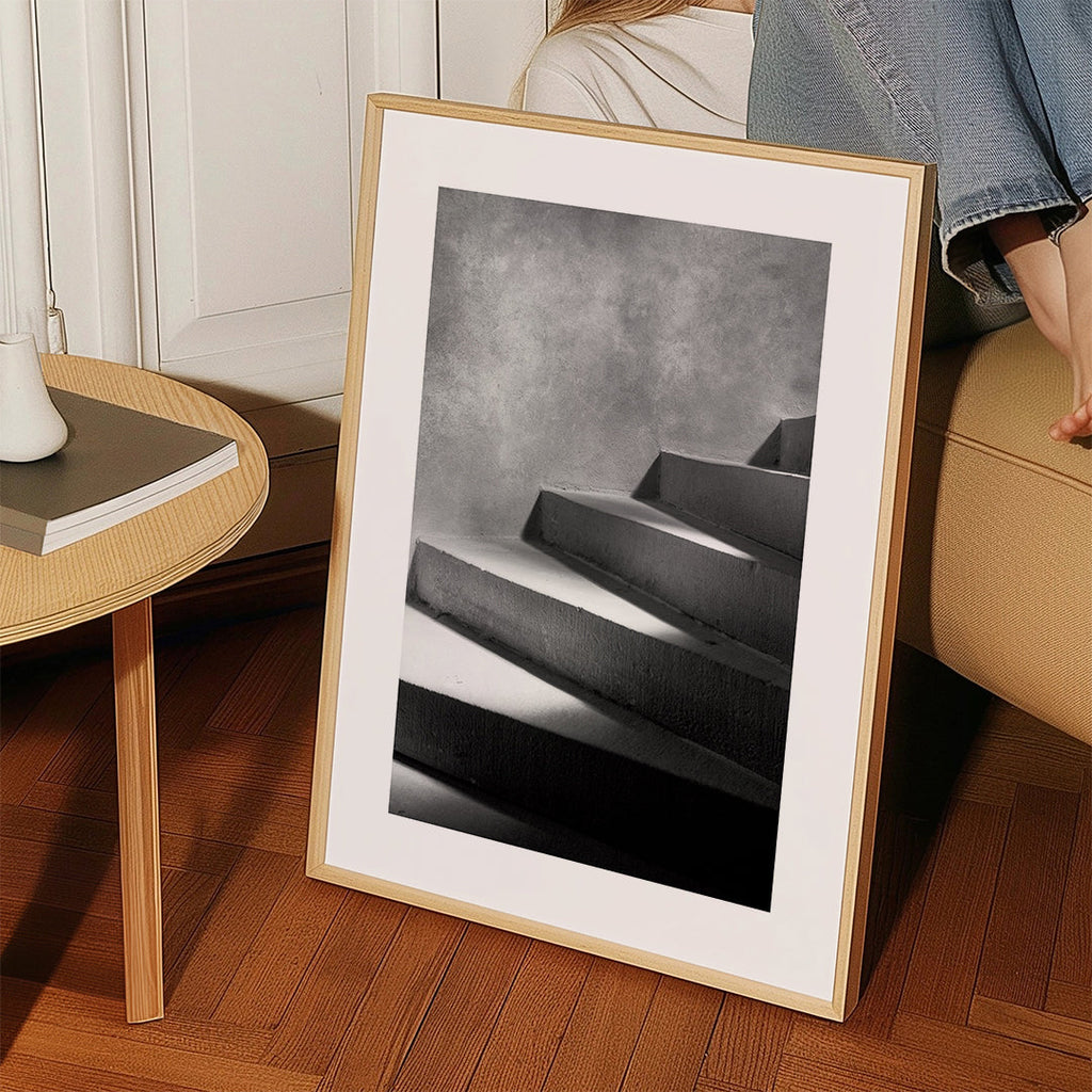 Fotografie schodiště se světlem a stínem