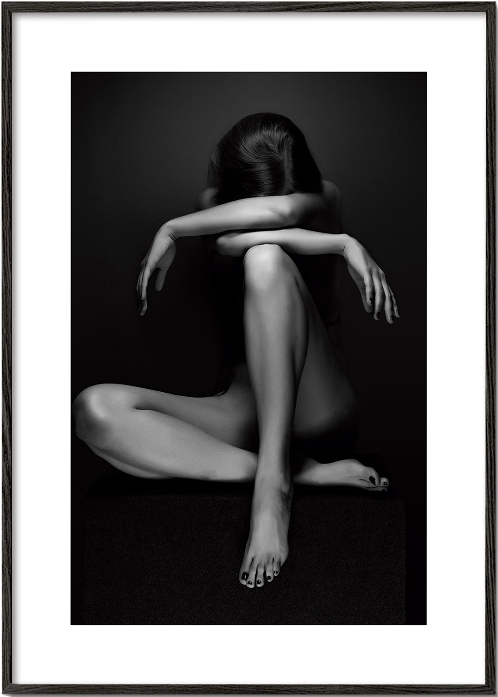 Fotografie sedící postavy ve studiu