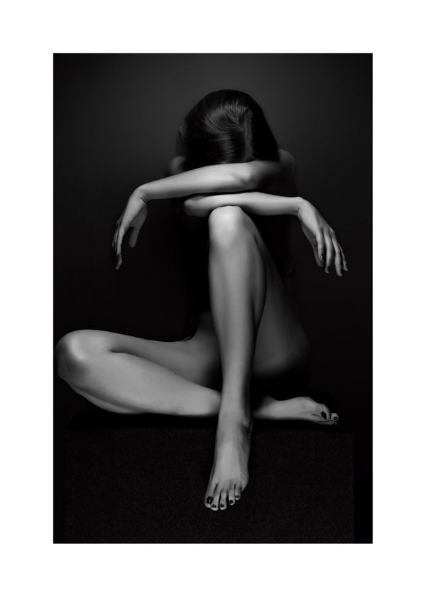 Fotografie sedící postavy ve studiu