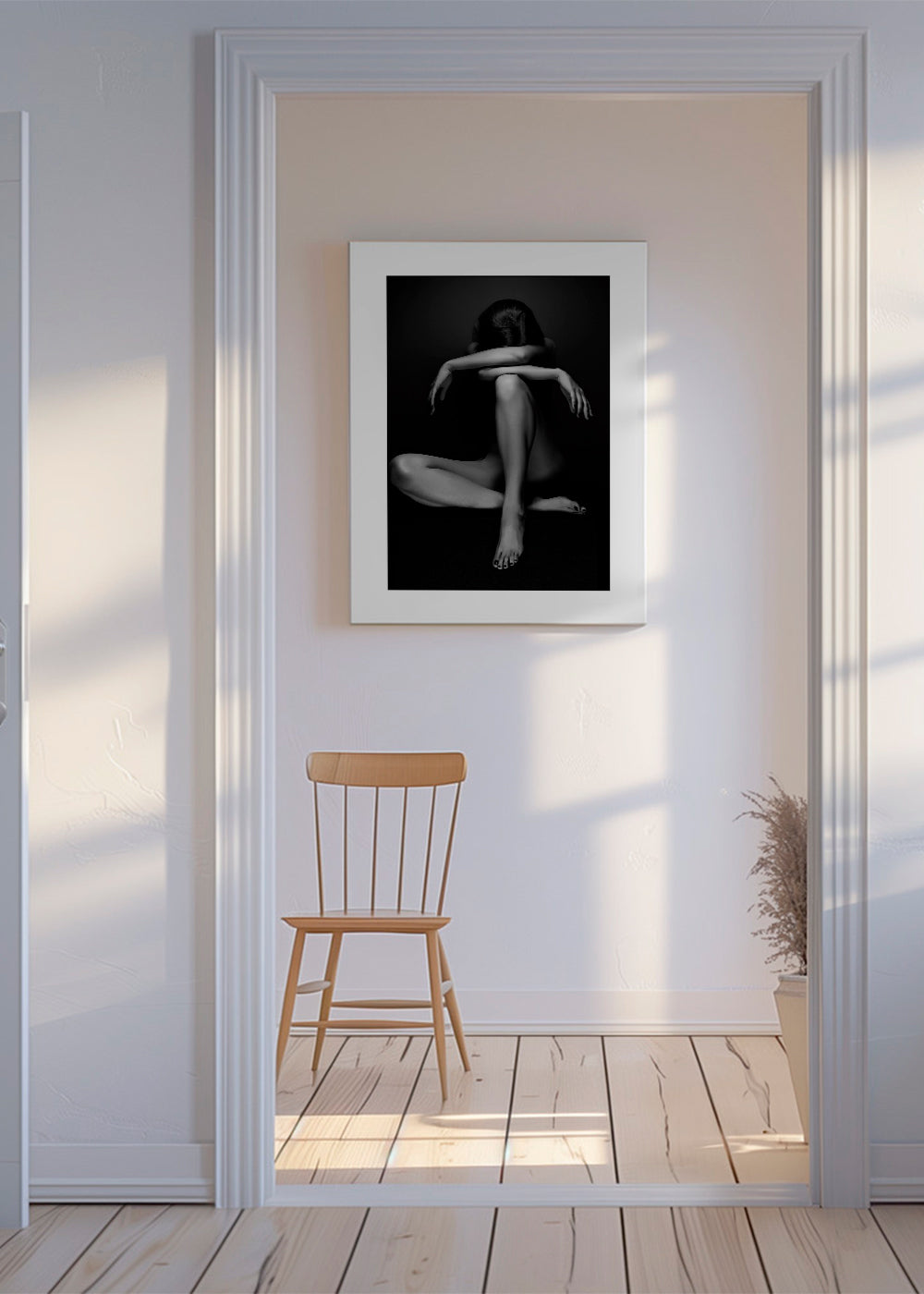 Fotografie sedící postavy ve studiu