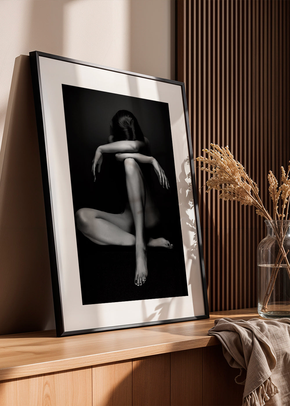 Fotografie sedící postavy ve studiu