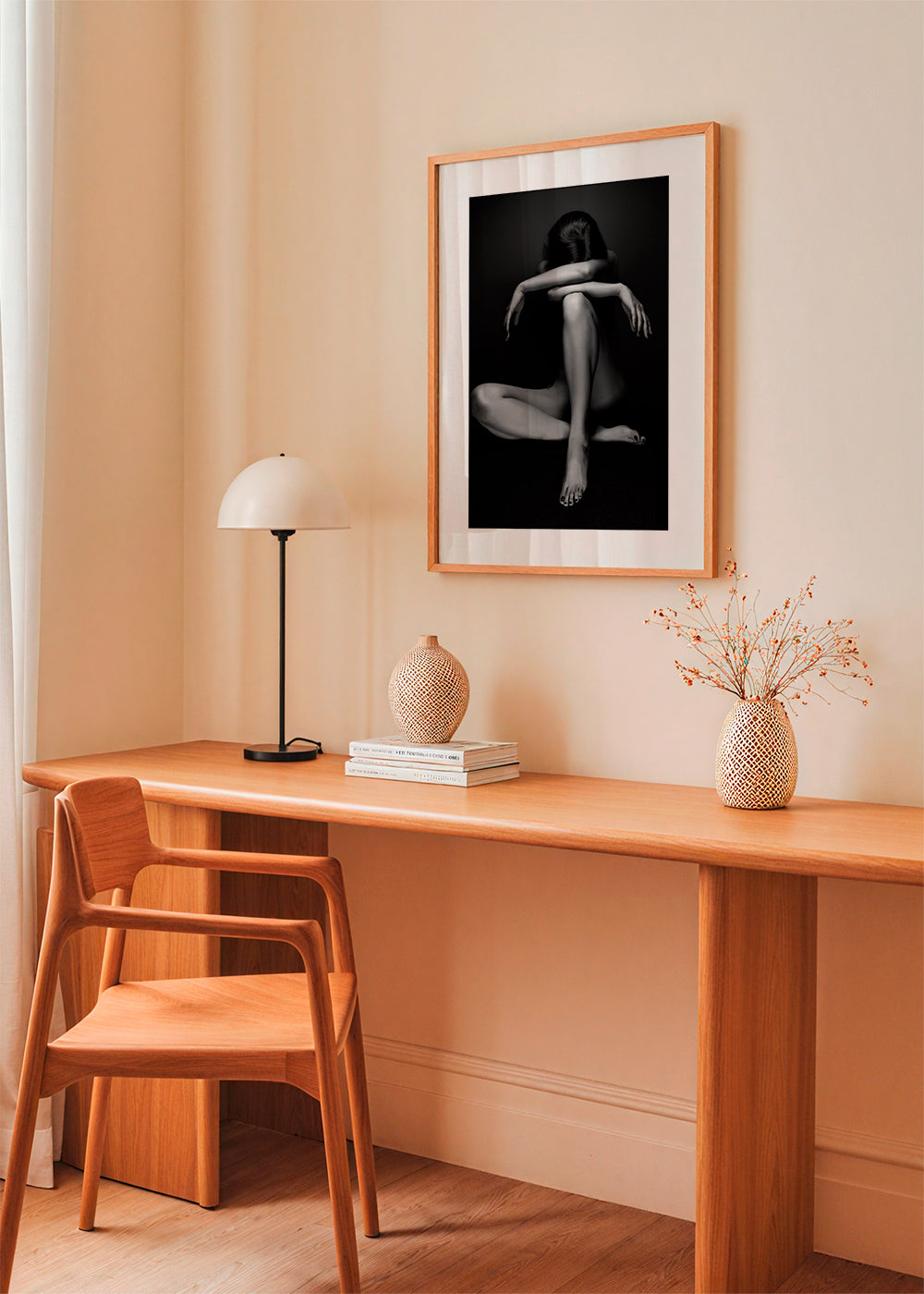 Fotografie sedící postavy ve studiu